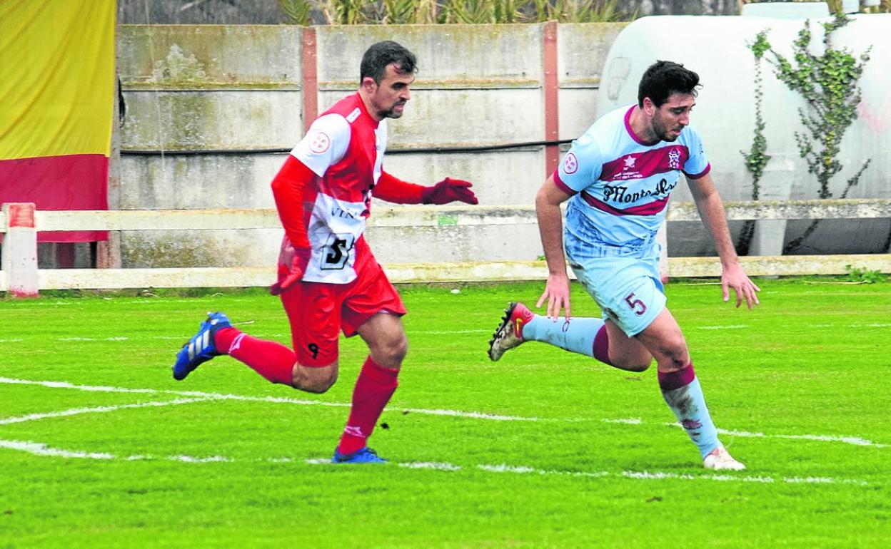 Sergio Orte corre tras el balón para impedir la llegada de Rubén Pérez. 