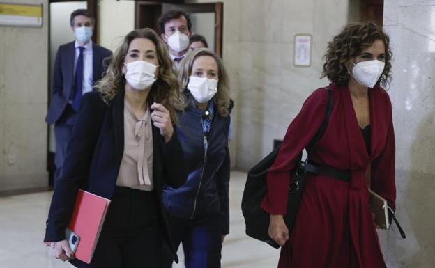 La vicepresidenta primera del Gobierno y ministra de Economía, Nadia Calviño (c) junto a la ministra de Hacienda, María Jesús Montero (d) y la de Transporte Raquel Sánchez (i) tras su encuentro con los miembros del Comité Nacional del Transporte por Carretera. 