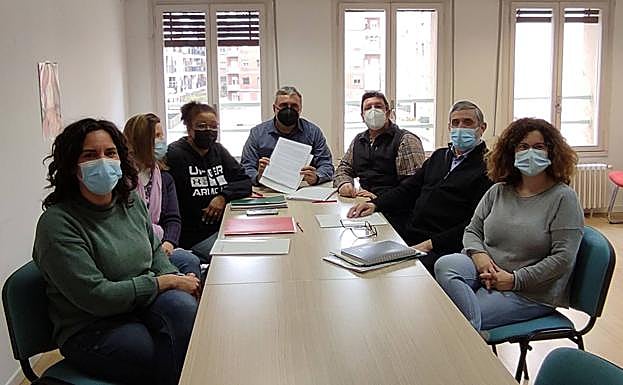 Firma del convenio entre los trabajadores de Valdezcaray el Gobierno de La Rioja. 