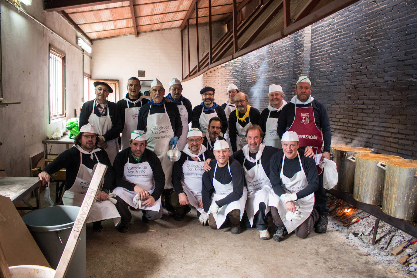 La cofradía de San Benito y Valvanera ha preparado, en 23 calderos, las habas que se han repartido entre el vecindario, en número de unas 7.000 raciones. 