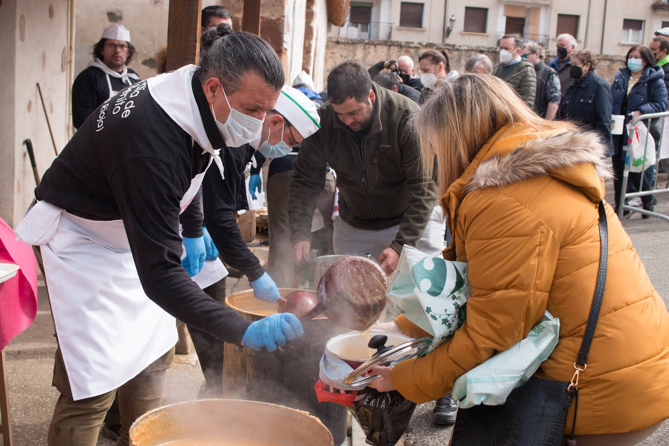 La cofradía de San Benito y Valvanera ha preparado, en 23 calderos, las habas que se han repartido entre el vecindario, en número de unas 7.000 raciones. 