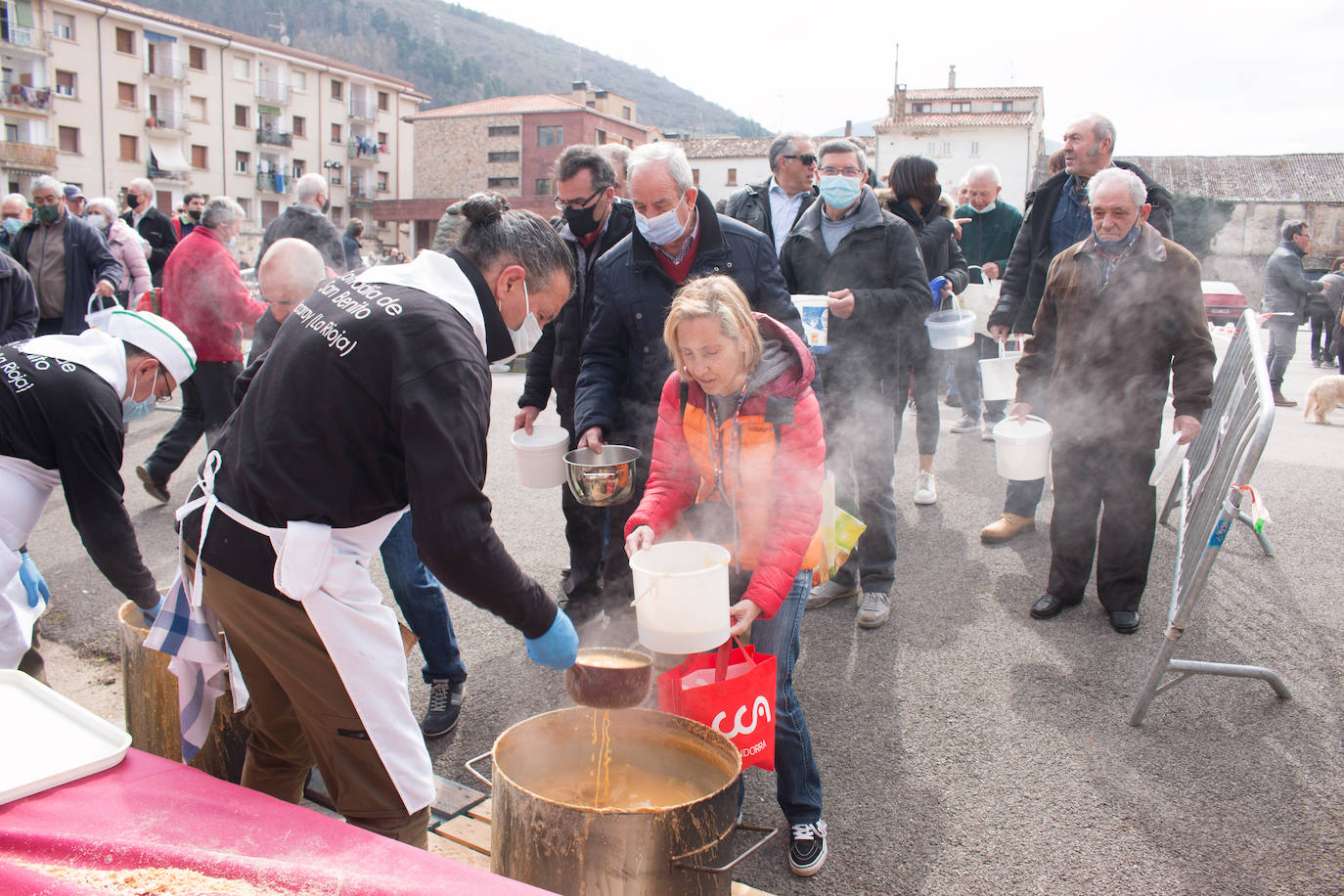 La cofradía de San Benito y Valvanera ha preparado, en 23 calderos, las habas que se han repartido entre el vecindario, en número de unas 7.000 raciones. 