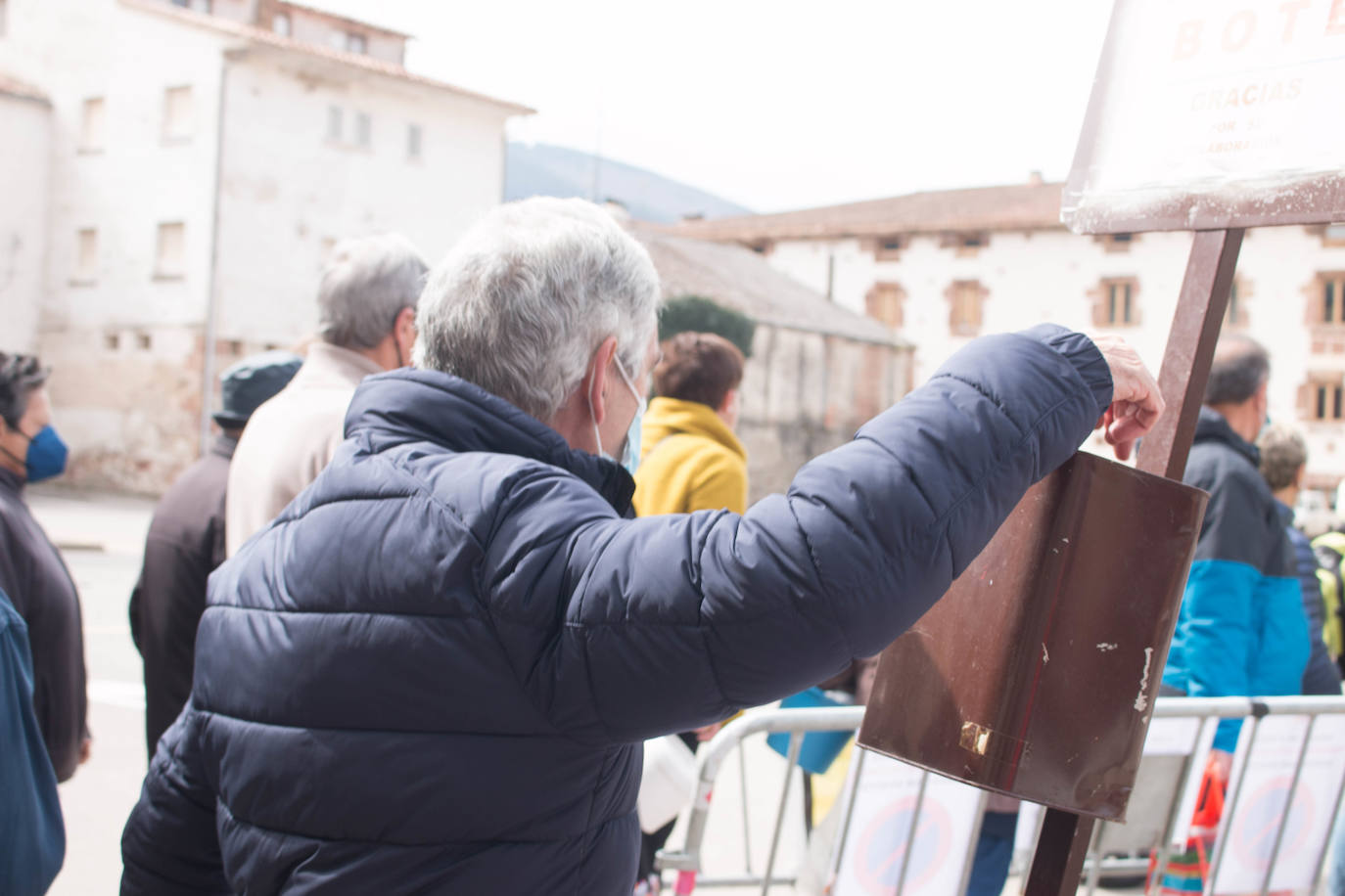 La cofradía de San Benito y Valvanera ha preparado, en 23 calderos, las habas que se han repartido entre el vecindario, en número de unas 7.000 raciones. 