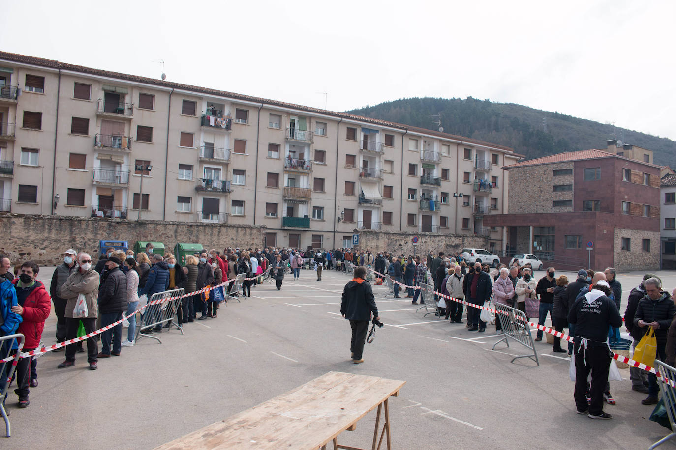 La cofradía de San Benito y Valvanera ha preparado, en 23 calderos, las habas que se han repartido entre el vecindario, en número de unas 7.000 raciones. 