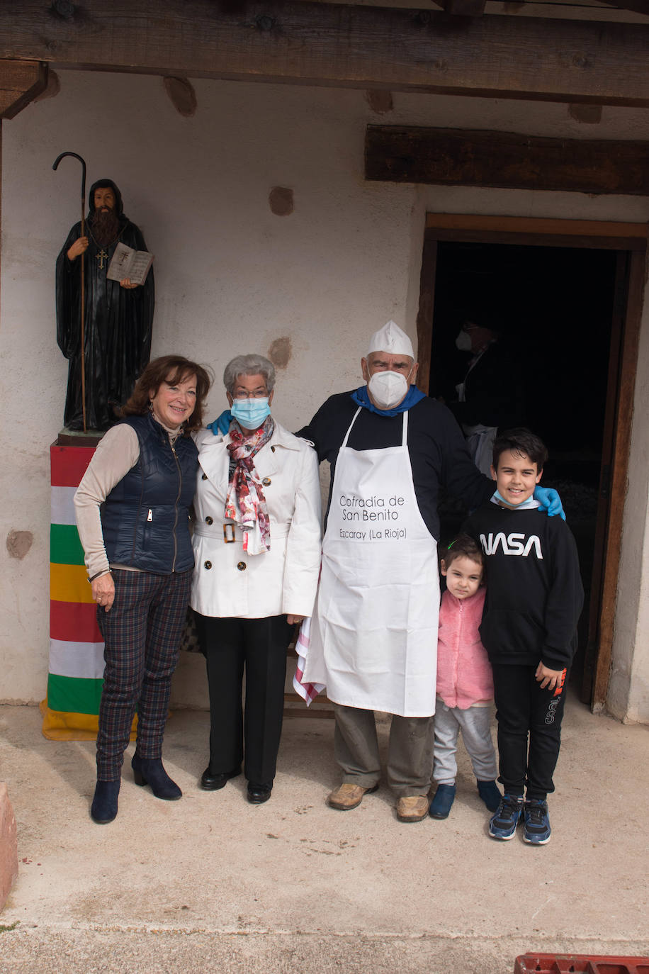 La cofradía de San Benito y Valvanera ha preparado, en 23 calderos, las habas que se han repartido entre el vecindario, en número de unas 7.000 raciones. 