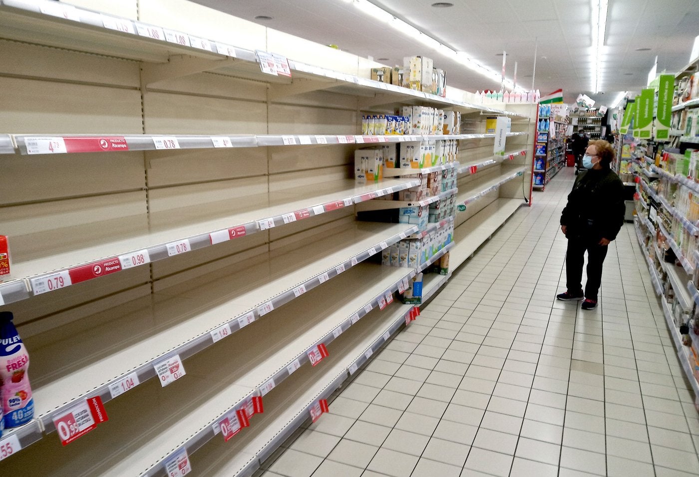 Aspecto que ofrecían ayer las estanterías dedicadas a la leche en un supermercado de Logroño. 