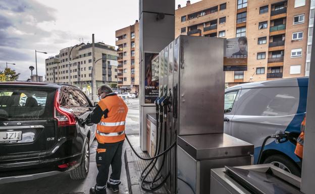 Imagen reciente de un vehículo repostando en una estación de servicio de Logroño. 