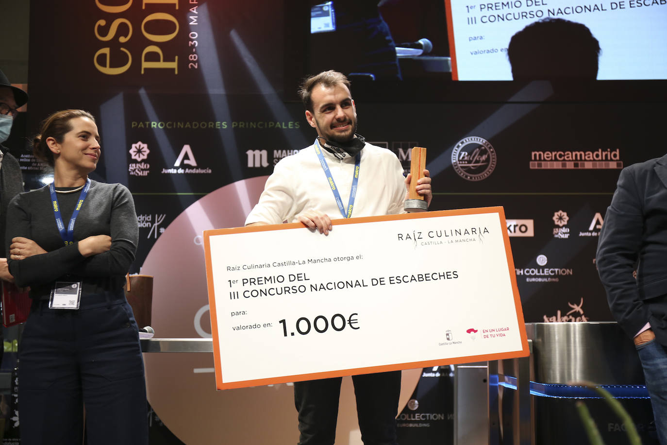 El chef Carlos García, de La Cocina de Enfrente, con su premio. 