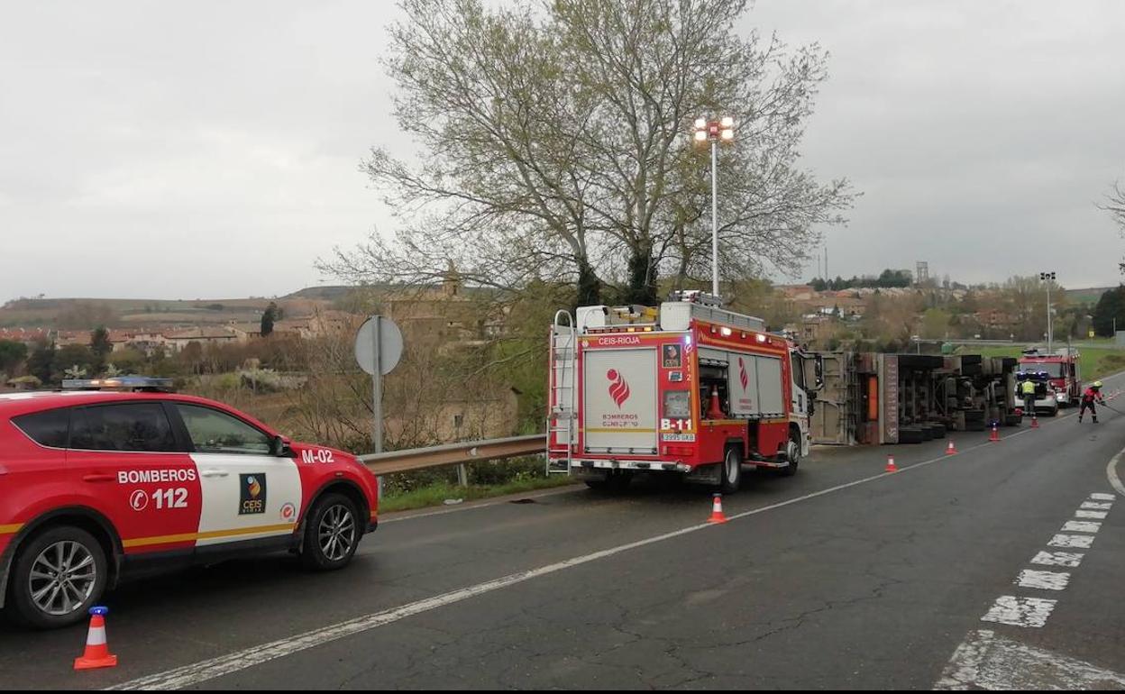 Un herido al volcar un camión en el cruce de la N-232 con la LR-207 en Ollauri