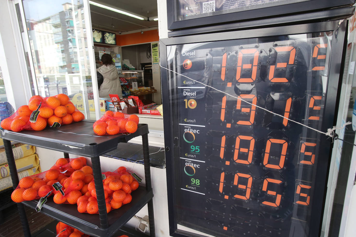 Las estaciones de servicio riojanas, que desde esta madrugada ofrecen una rebaja de 20 céntimos por cada litro de combustible, se están encontrando con numerosos problemas para poder aplicar los descuentos. 