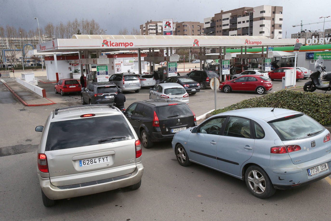 Las estaciones de servicio riojanas, que desde esta madrugada ofrecen una rebaja de 20 céntimos por cada litro de combustible, se están encontrando con numerosos problemas para poder aplicar los descuentos. 