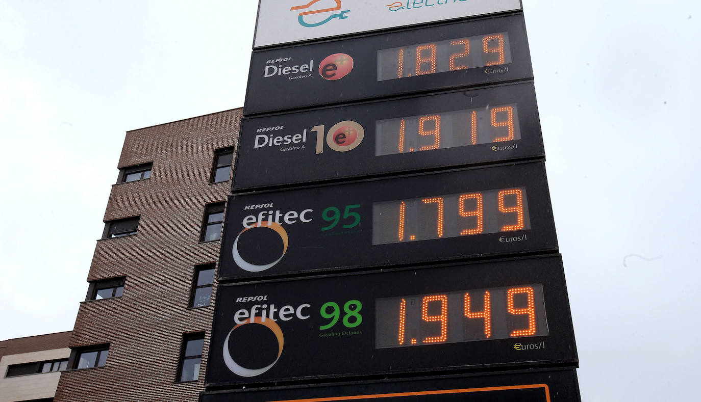 Las estaciones de servicio riojanas, que desde esta madrugada ofrecen una rebaja de 20 céntimos por cada litro de combustible, se están encontrando con numerosos problemas para poder aplicar los descuentos. 