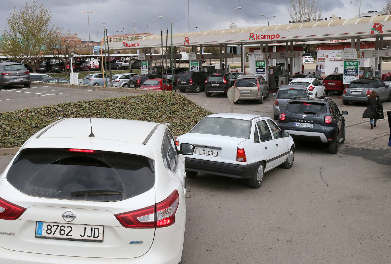 Las estaciones de servicio riojanas, que desde esta madrugada ofrecen una rebaja de 20 céntimos por cada litro de combustible, se están encontrando con numerosos problemas para poder aplicar los descuentos. 