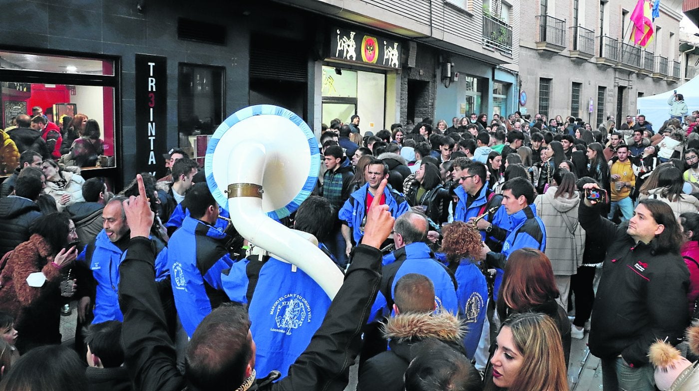 Los sonidos de las charangas devolvieron el ambiente festivo a las calles alfareñas por las fiestas de la Juventud. 