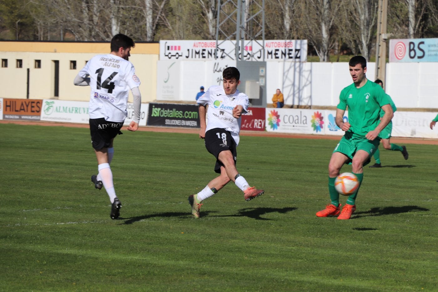 Disparo de Albín al recoger un rechace de saque de esquina que supuso el gol de la victoria alfareña. 