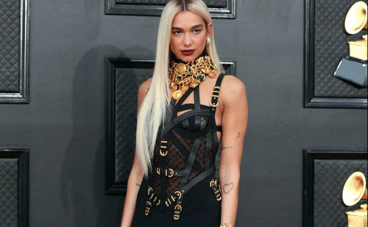 Dua Lipa vestida de Versace. 