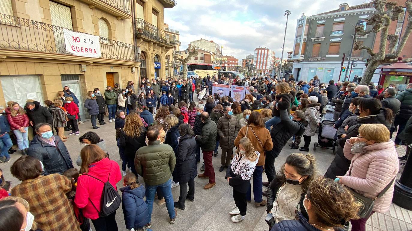 Fotos: Las familias se manifiestan en Santo Domingo de la Calzada por la libre elección de centro