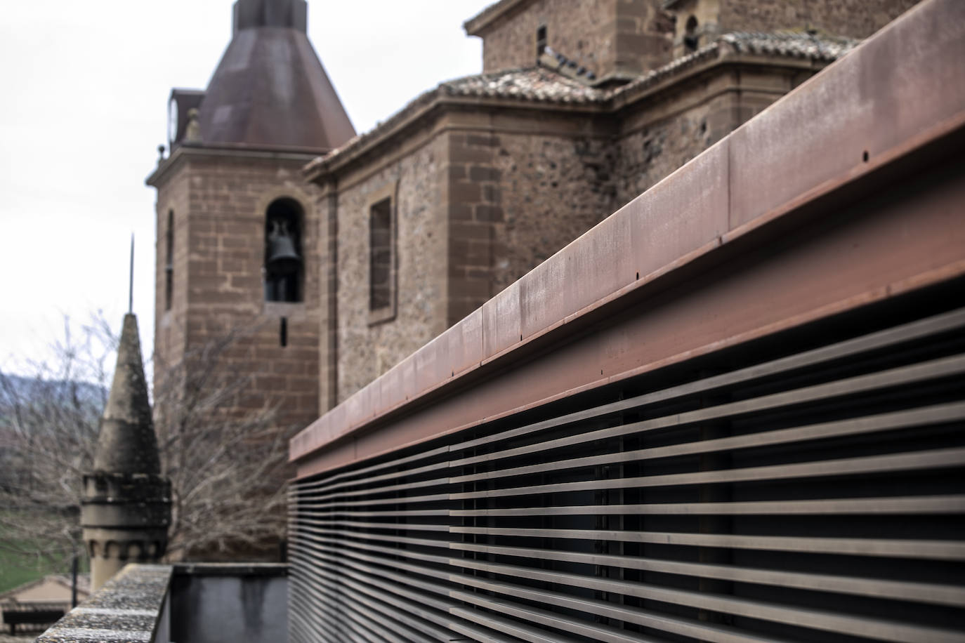 El palacio de los Manso de Zúñiga agonizaba convertido en almacenes y dependencias municipales hasta que, en el año 2003, el Ayuntamiento cedió su uso a la Fundación San Millán para que lo restaurara y lo convirtiera en residencia de estudiantes