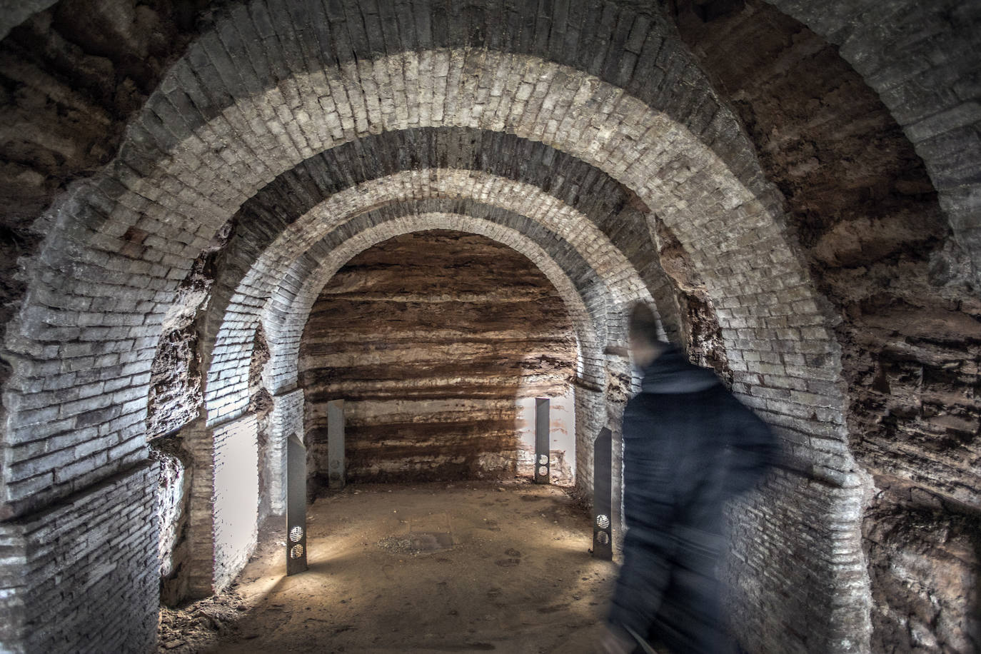 El palacio de los Manso de Zúñiga agonizaba convertido en almacenes y dependencias municipales hasta que, en el año 2003, el Ayuntamiento cedió su uso a la Fundación San Millán para que lo restaurara y lo convirtiera en residencia de estudiantes