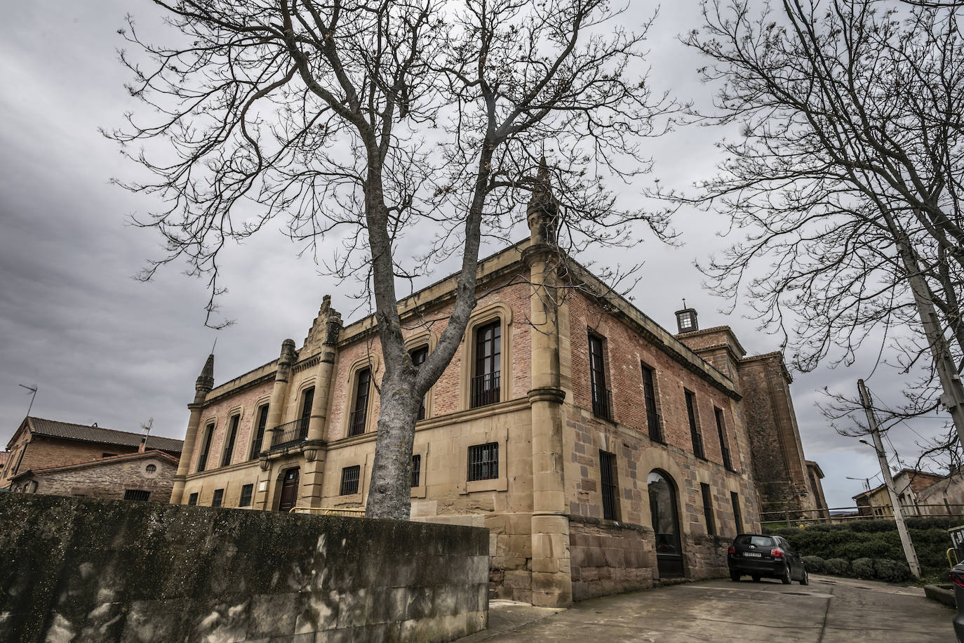 El palacio de los Manso de Zúñiga agonizaba convertido en almacenes y dependencias municipales hasta que, en el año 2003, el Ayuntamiento cedió su uso a la Fundación San Millán para que lo restaurara y lo convirtiera en residencia de estudiantes