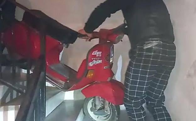 Imagen principal - Detenido un vecino de Alfaro por robar una Vespa y esconderla en la casa en la que estaba de okupa