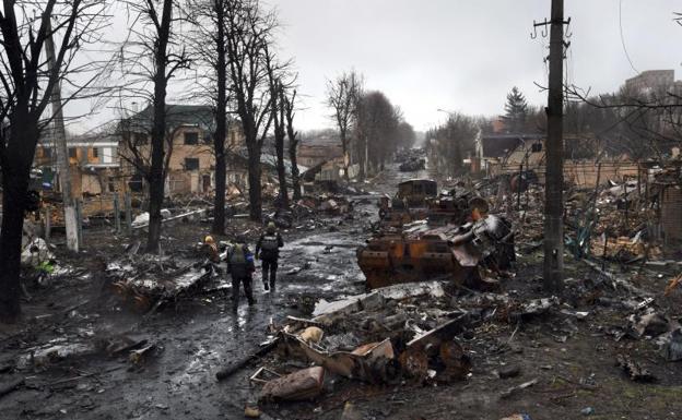 Dos soldaldados inspeccionan una zona devastada tras la retirada rusa en Bucha, cerca de Kiev.