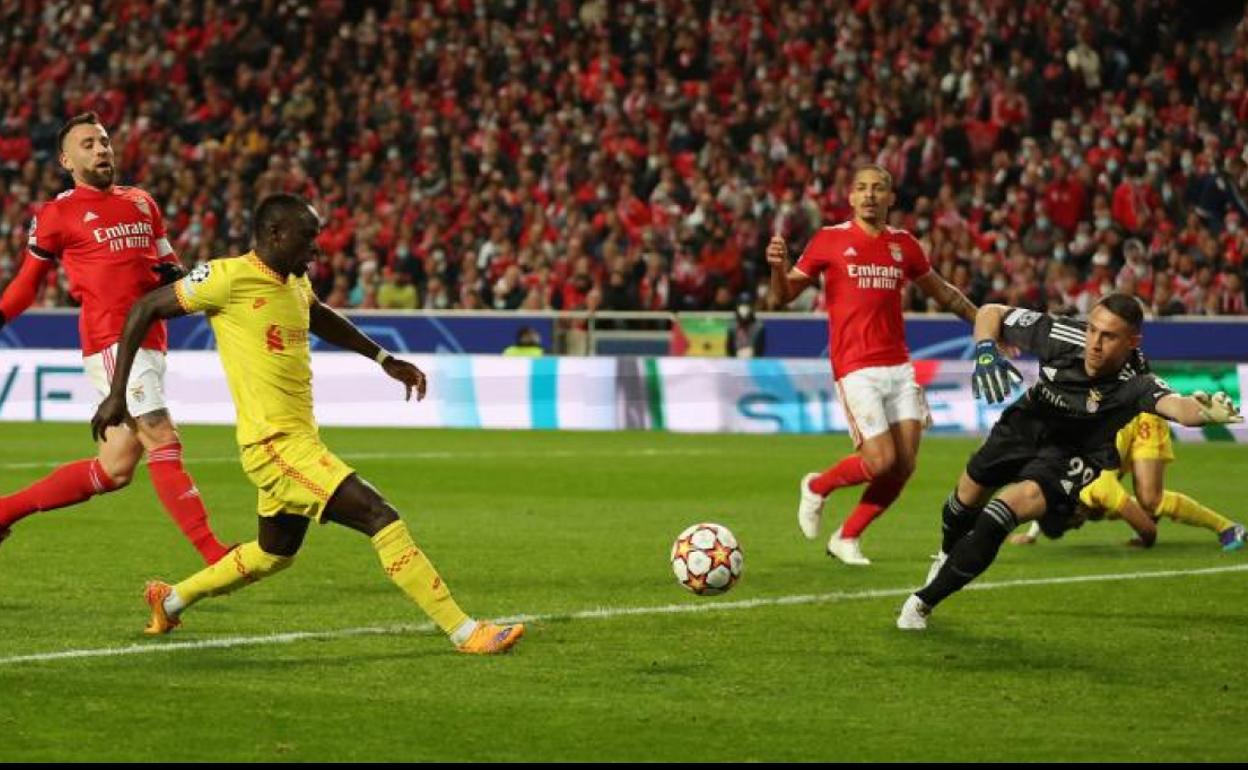 Mané anota el segundo gol del Liverpool ante el Benfica. 