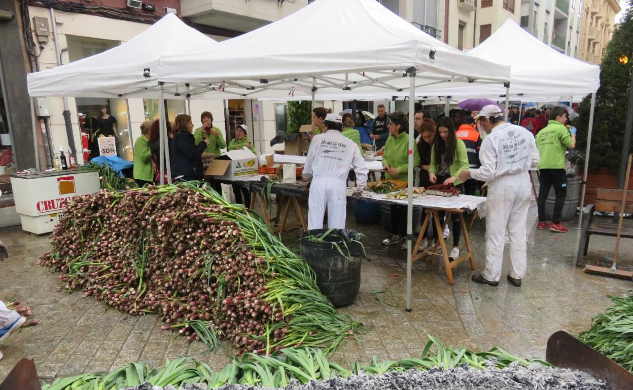 El 'Día del Ajo Asado' regresará este Jueves Santo a la Puerta Munillo después de dos años de parón. 