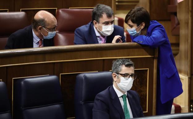 El diputado del PNV, Mikel Legarda; el portavoz del PNV en el Congreso de los Diputados, Aitor Esteban; y la ministra portavoz, Isabel Rodríguez, conversan al lado del ministro de la Presidencia,