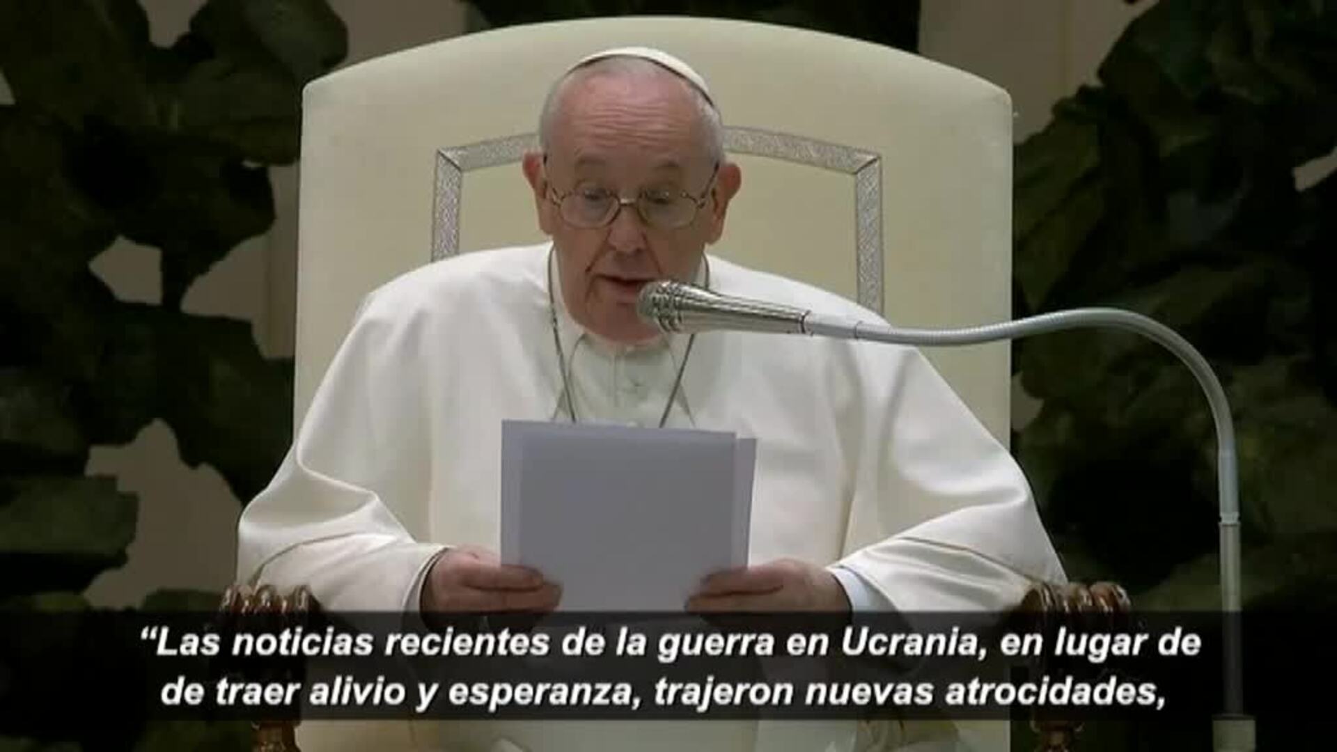 El papa besa una bandera ucraniana llegada desde Bucha