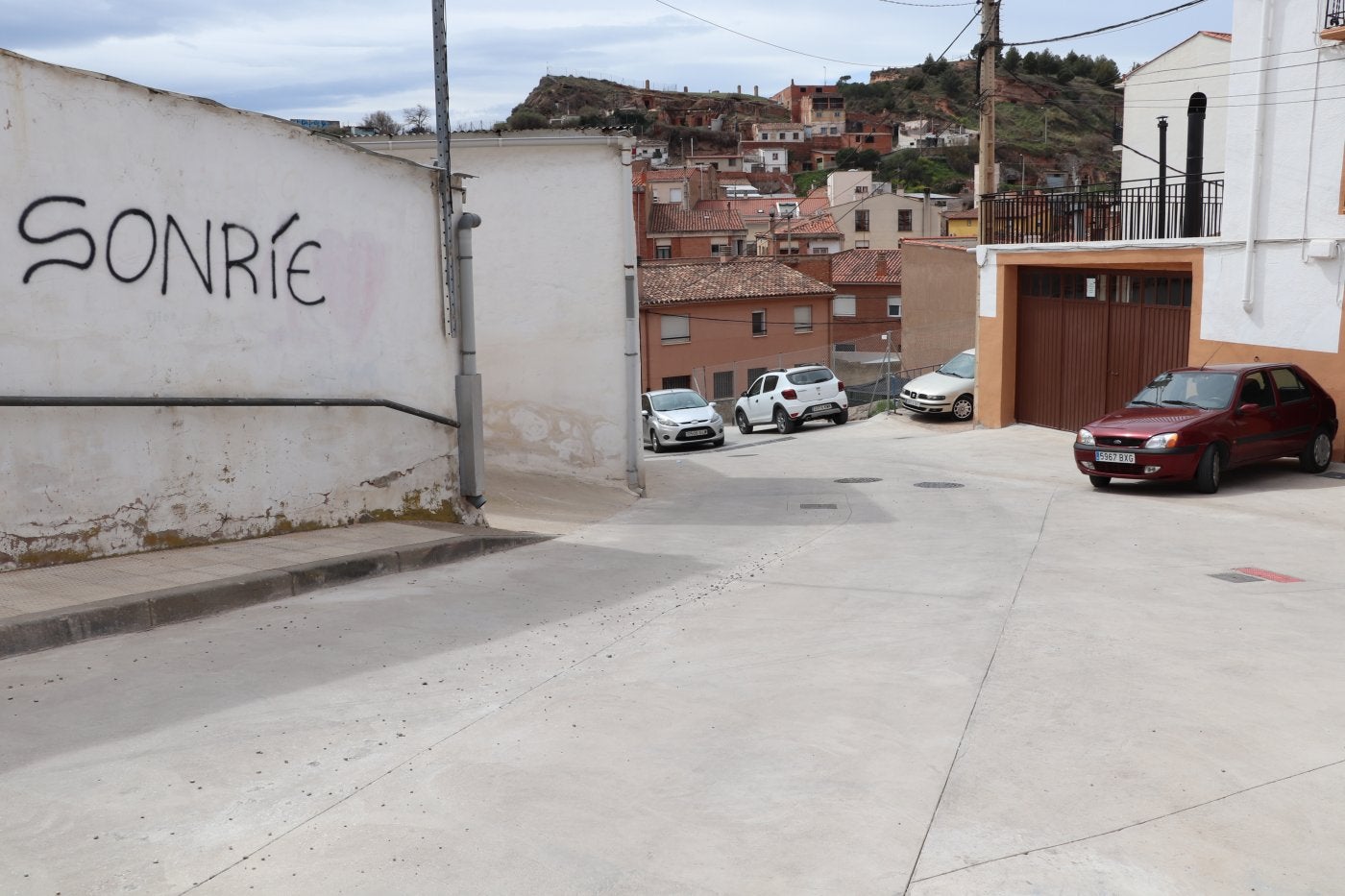 Un vehículo asciende por la calle Cuevas de Santiago, ya con el pavimento renovado tras acometer la mejora de sus redes. 