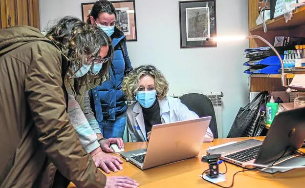 Aprendizaje del nuevo sistema informático de comunicación con los pacientes en el consultorio médico de Badarán. 