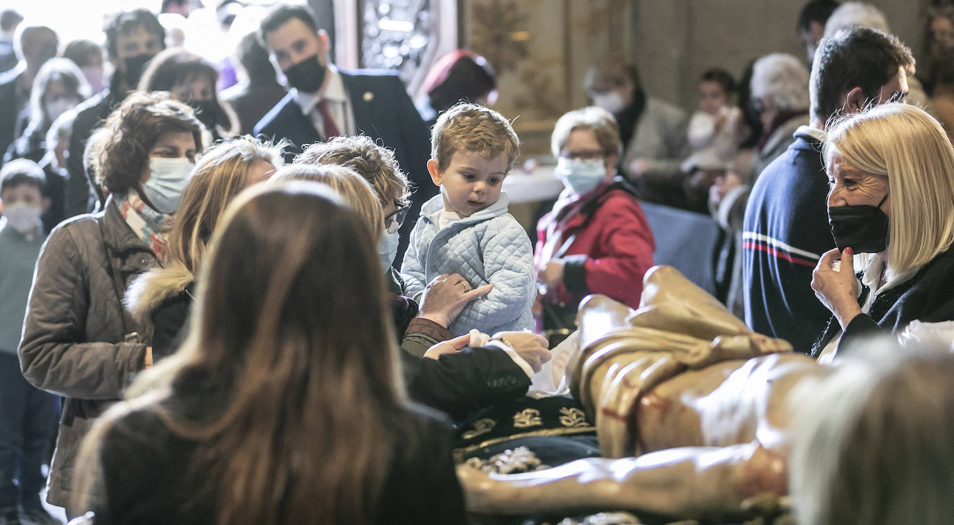 Fotos: Emoción en la limpieza del Cristo del Santo Sepulcro