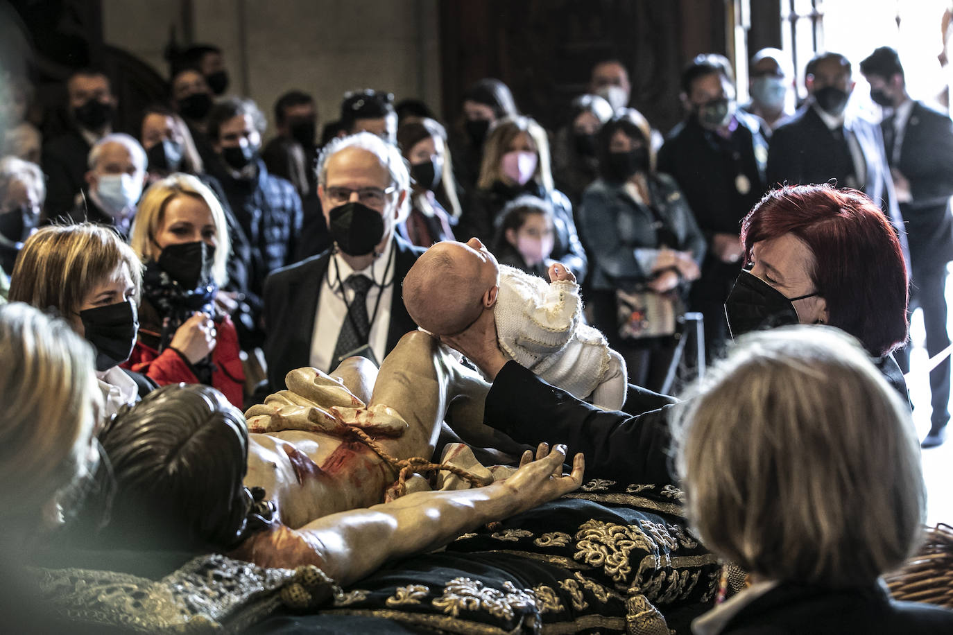 Fotos: Emoción en la limpieza del Cristo del Santo Sepulcro