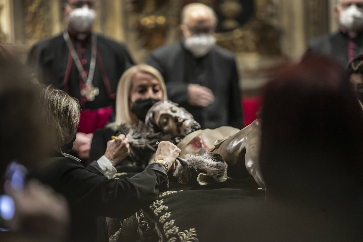 Fotos: Emoción en la limpieza del Cristo del Santo Sepulcro