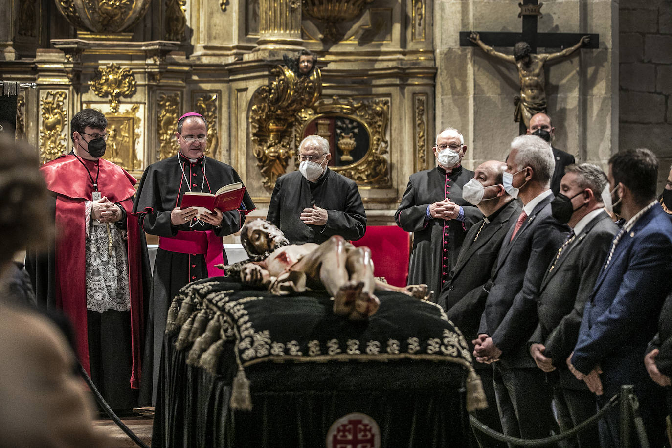 Fotos: Emoción en la limpieza del Cristo del Santo Sepulcro