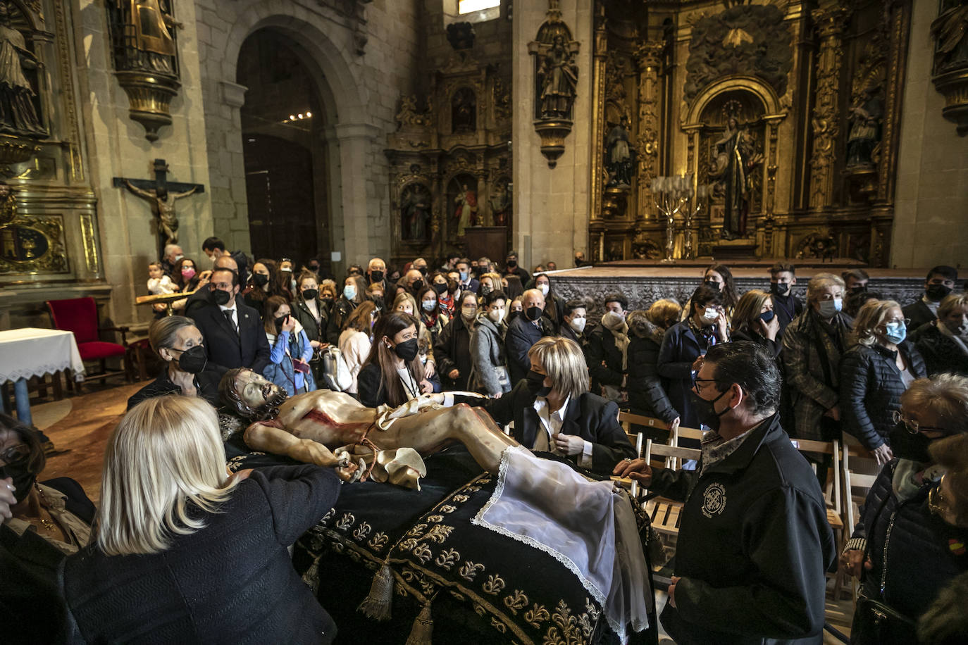 Fotos: Emoción en la limpieza del Cristo del Santo Sepulcro