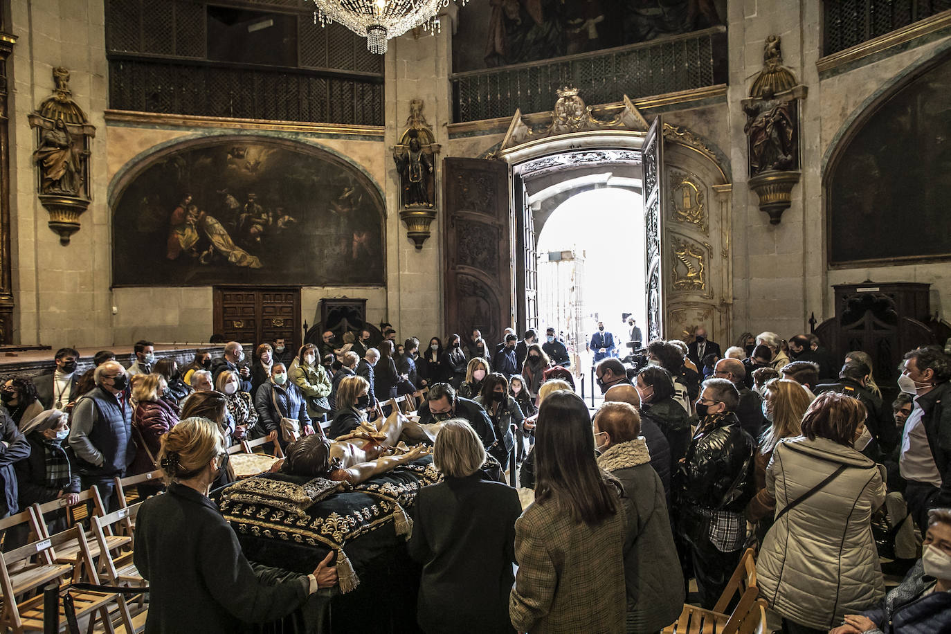 Fotos: Emoción en la limpieza del Cristo del Santo Sepulcro