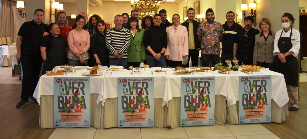 Delicias en miniatura. Profesionales de los establecimientos, Elisa Garrido y Esteban Martínez, con los pinchos de la ruta. 