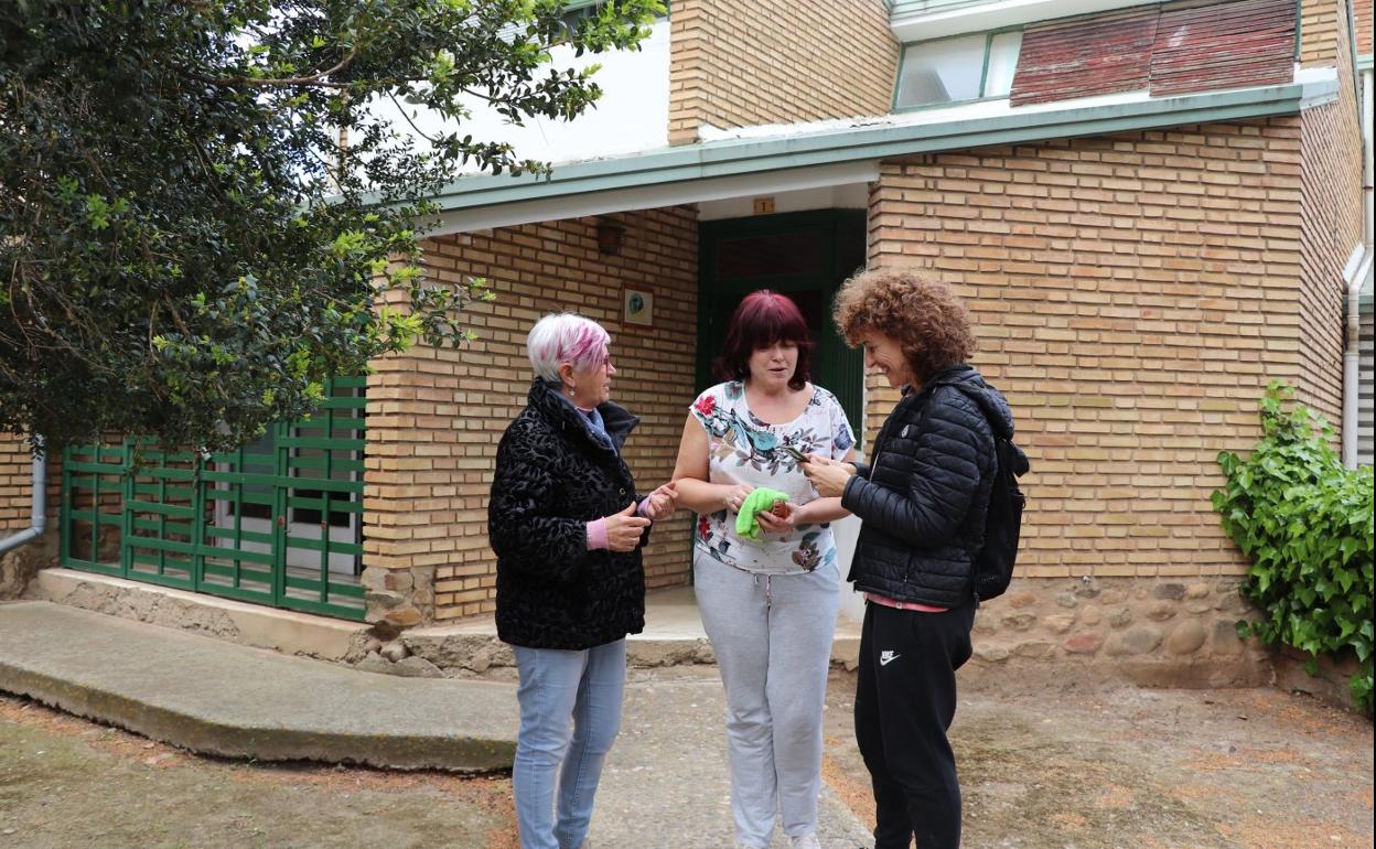 La edil Carmen Ovejas con Olga, una de las dos abuelas ucranianas, y una colaboradora alfareña, ayer. 