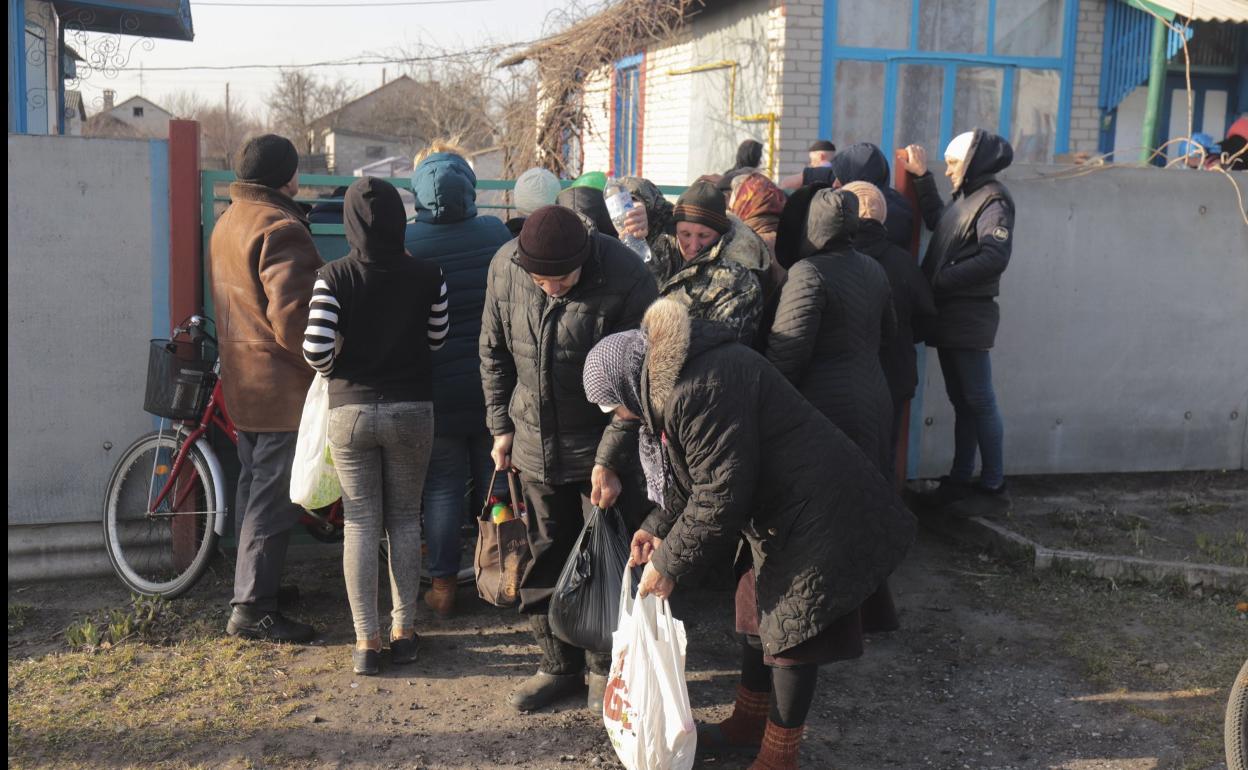 Punto de reparto de alimentos en Ucrania. 