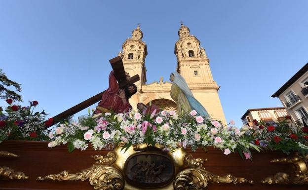 El paso del Encuentro, junto a la Redonda, a punto de comenzar la procesión. 