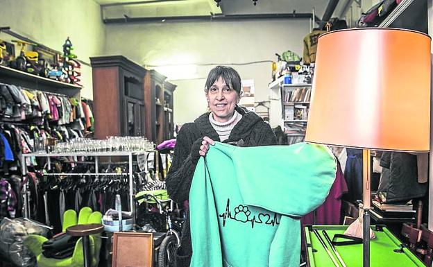 Dimka, con una sudadera en su tienda Milagro