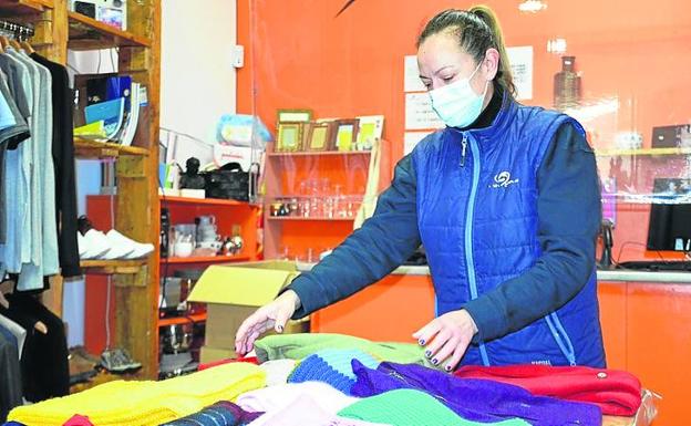 Ana Herce, en la tienda de Cáritas de Calahorra