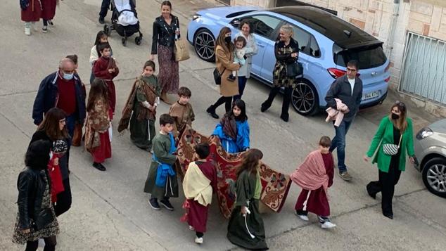 Pequeños y mayores comparten protagonismo en la procesión de Cervera.