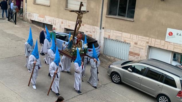 Pequeños y mayores comparten protagonismo en la procesión de Cervera.