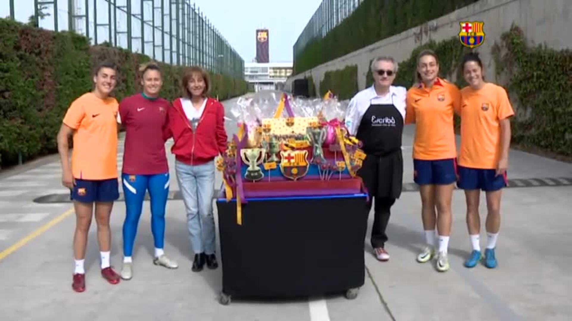 Las jugadoras del Barça reciben las monas de Pascua | La Rioja