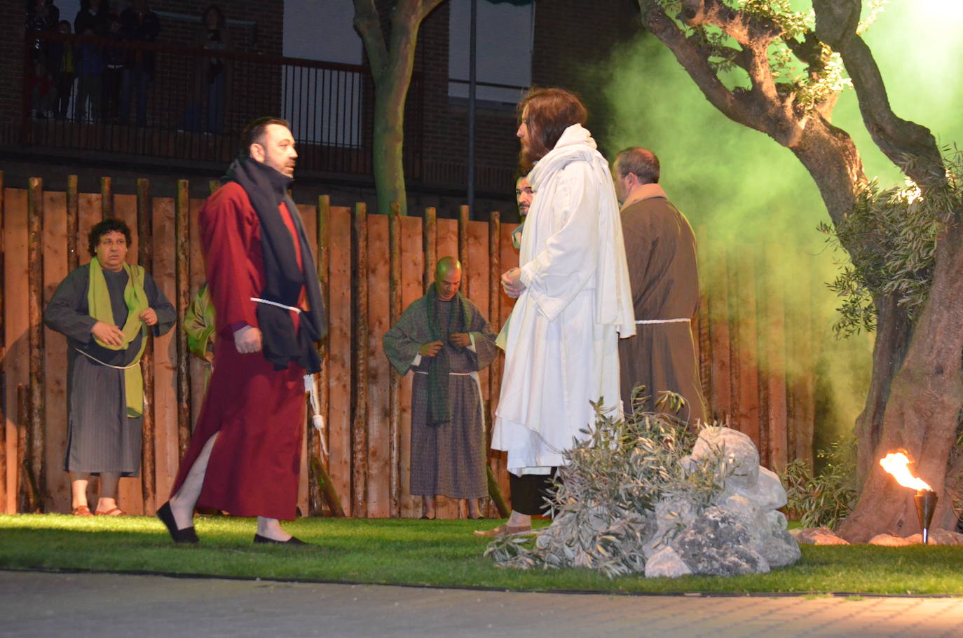 Paso Viviente puso en escena la noche del Jueves Santo la muerte y resurrección de Jesucristo ante miles de personas. 