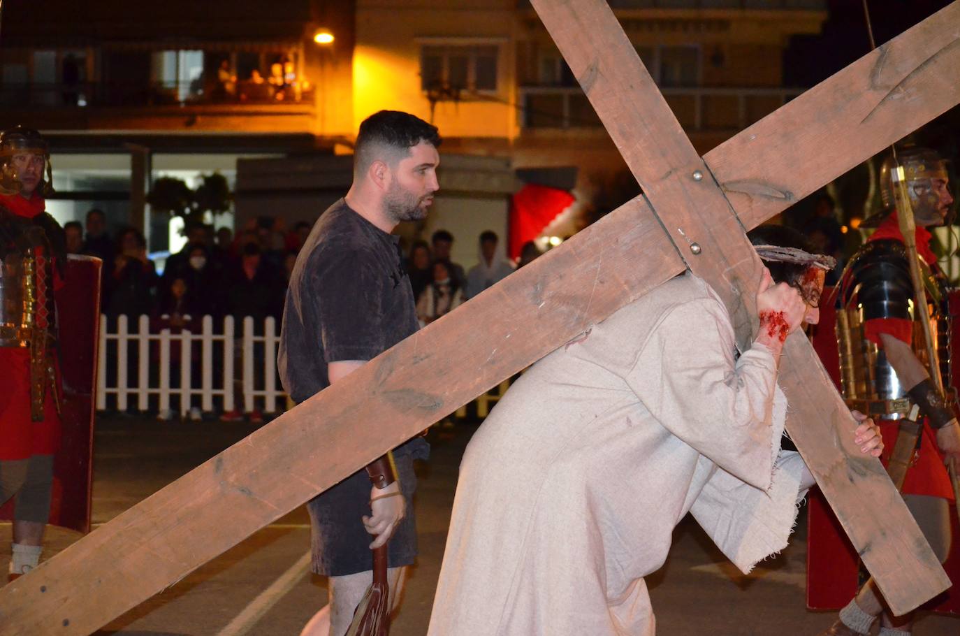 Paso Viviente puso en escena la noche del Jueves Santo la muerte y resurrección de Jesucristo ante miles de personas. 