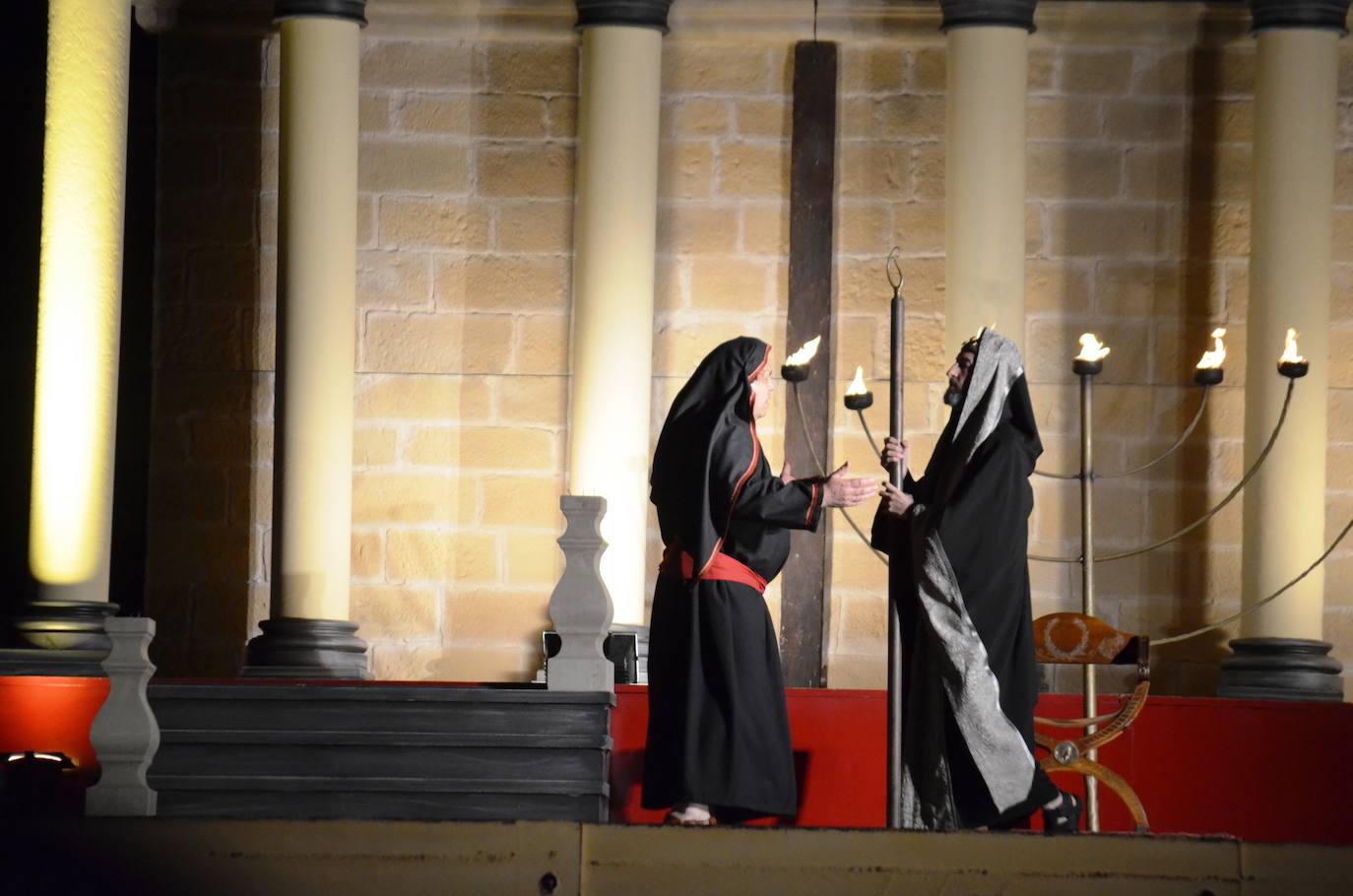 Paso Viviente puso en escena la noche del Jueves Santo la muerte y resurrección de Jesucristo ante miles de personas. 